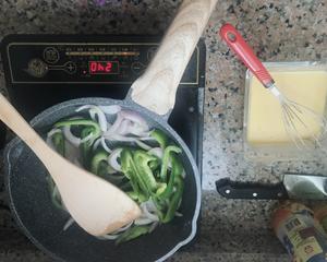 青椒洋葱烘蛋的做法 步骤1