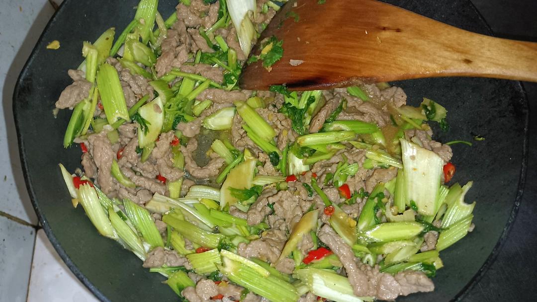 很嫩的小炒芹菜黄牛肉