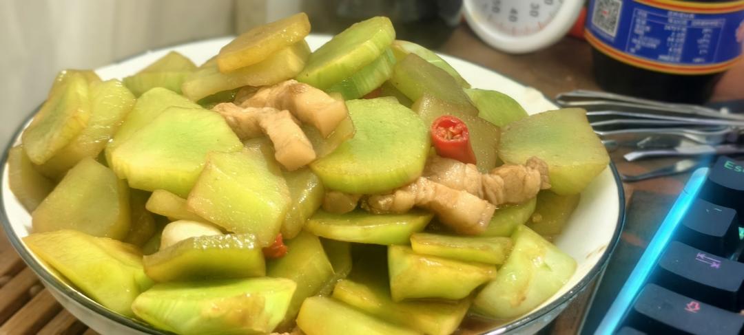 简单好吃下饭的莴笋炒肉来啦！