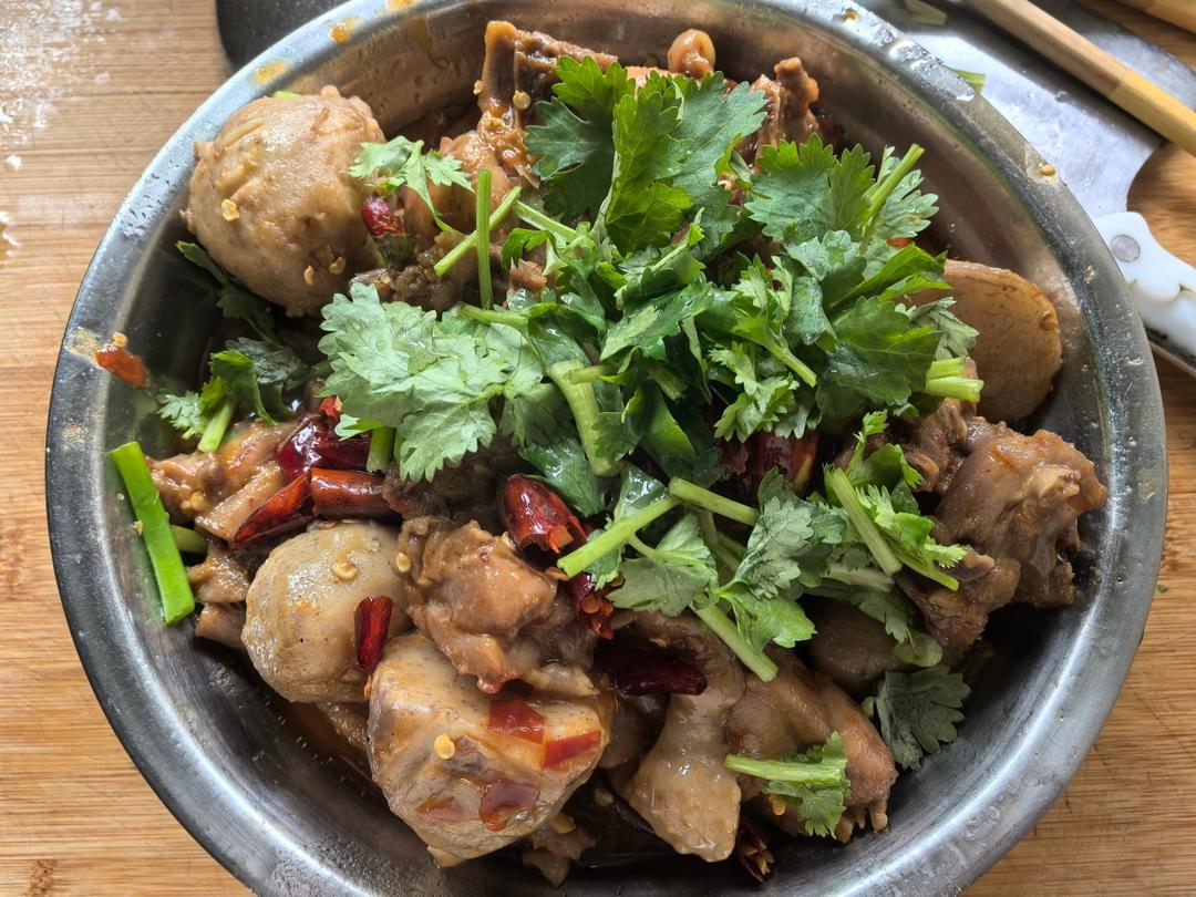 厨师长教你：“芋儿烧鸡”的做法，芋头香糯软烂，鸡肉细嫩脱骨