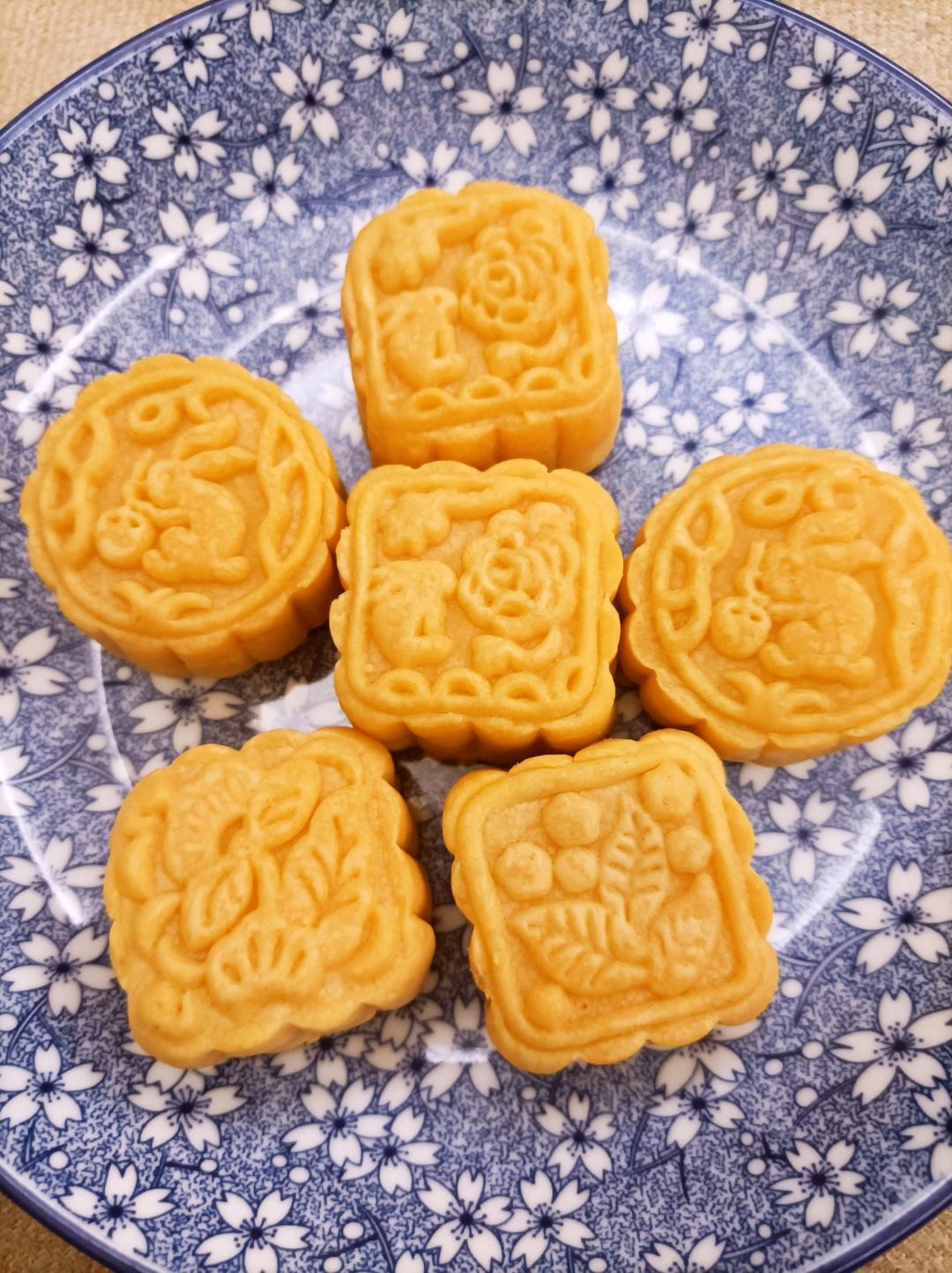 💃奶黄流心月饼——这是可以让你坐稳朋友圈厨霸位置的月饼🥮，没人点赞算我输👎