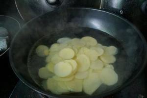 土豆传奇-油炸土豆片的做法 步骤2