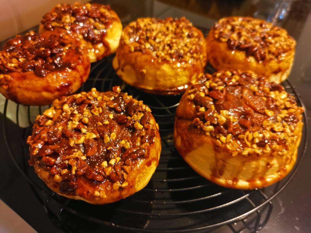 焦糖胡桃肉桂卷