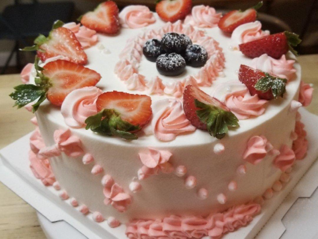 厨房那些做的草莓生日蛋糕