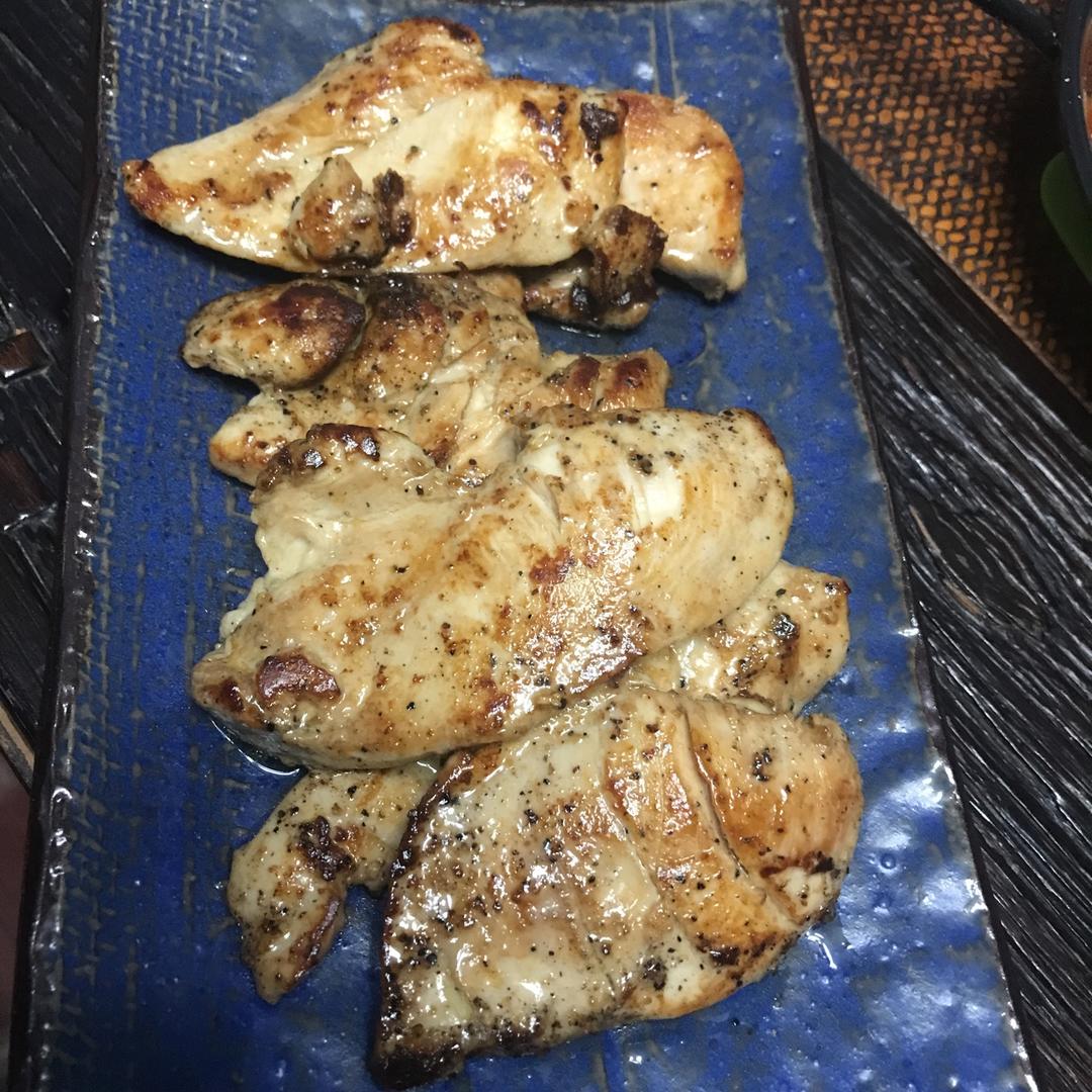 健身厨男版：香煎滑嫩鸡胸肉，全网最流行的鸡胸吃法！