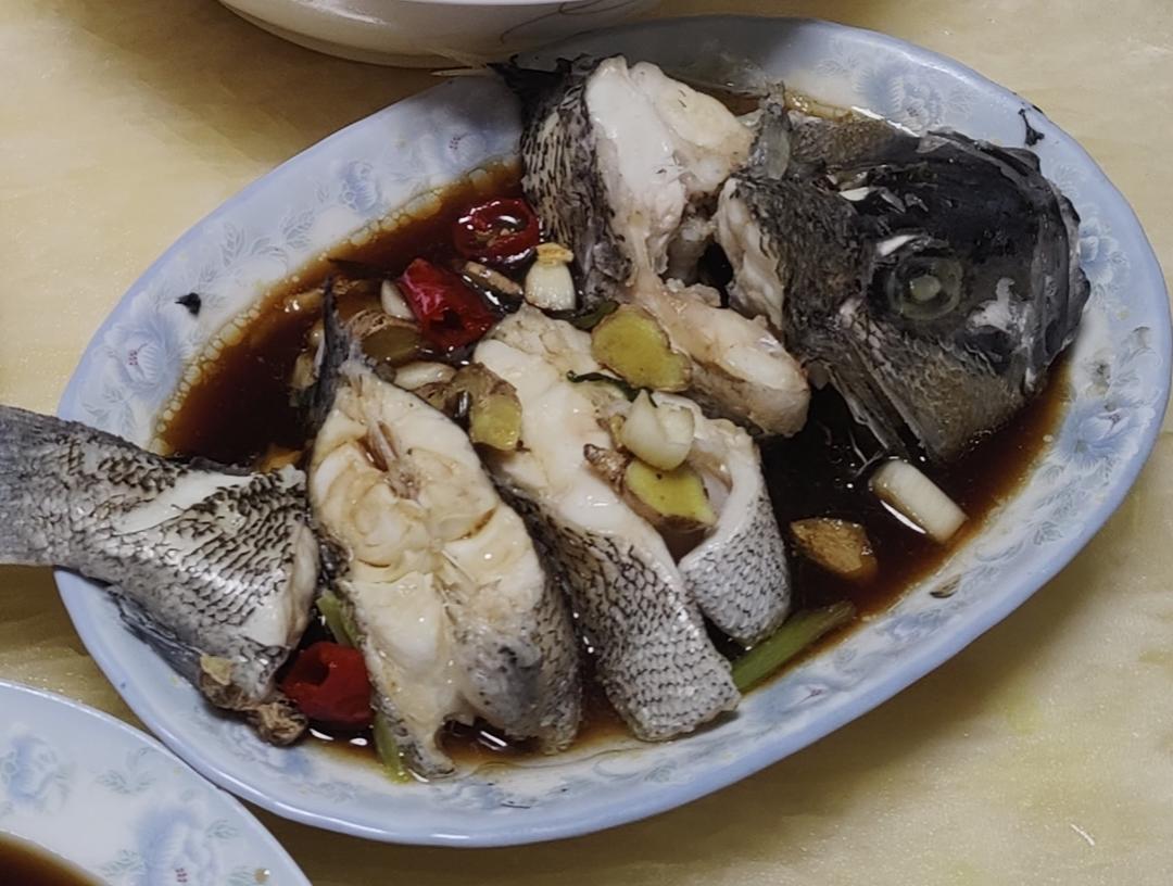 一魚两吃-清蒸黑斑魚段，魚头魚尾煮蛤蜊湯