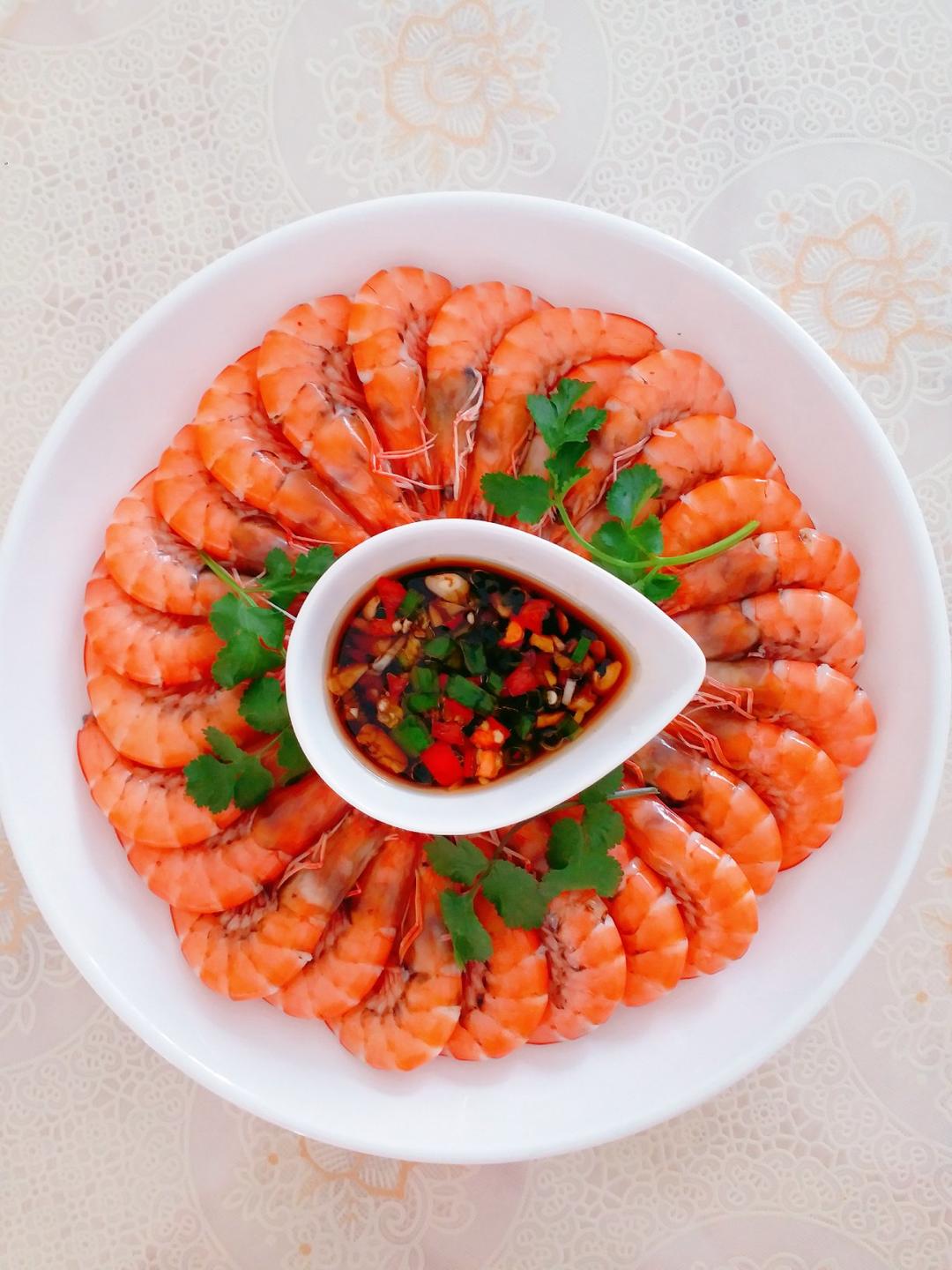 花式摆盘的鲜甜白灼虾