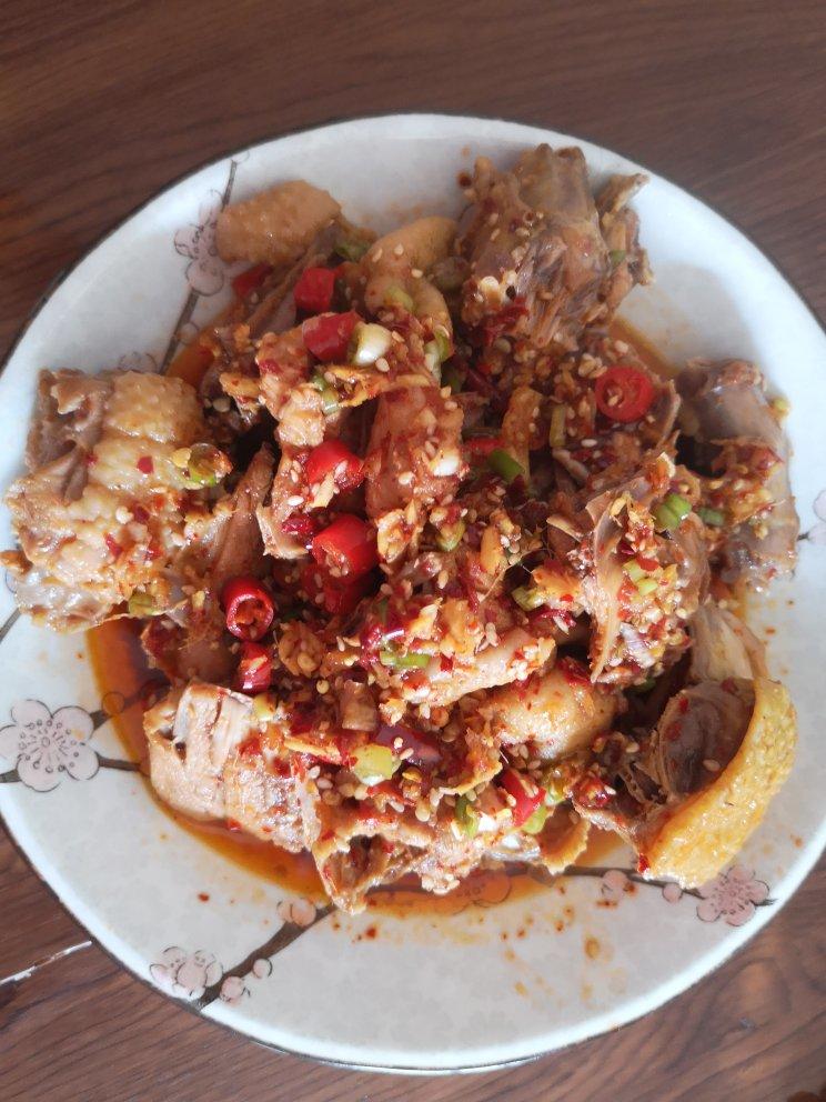 家常菜口水鸡做法，鸡肉鲜嫩入味，香而不辣，比白切鸡更下饭开胃
