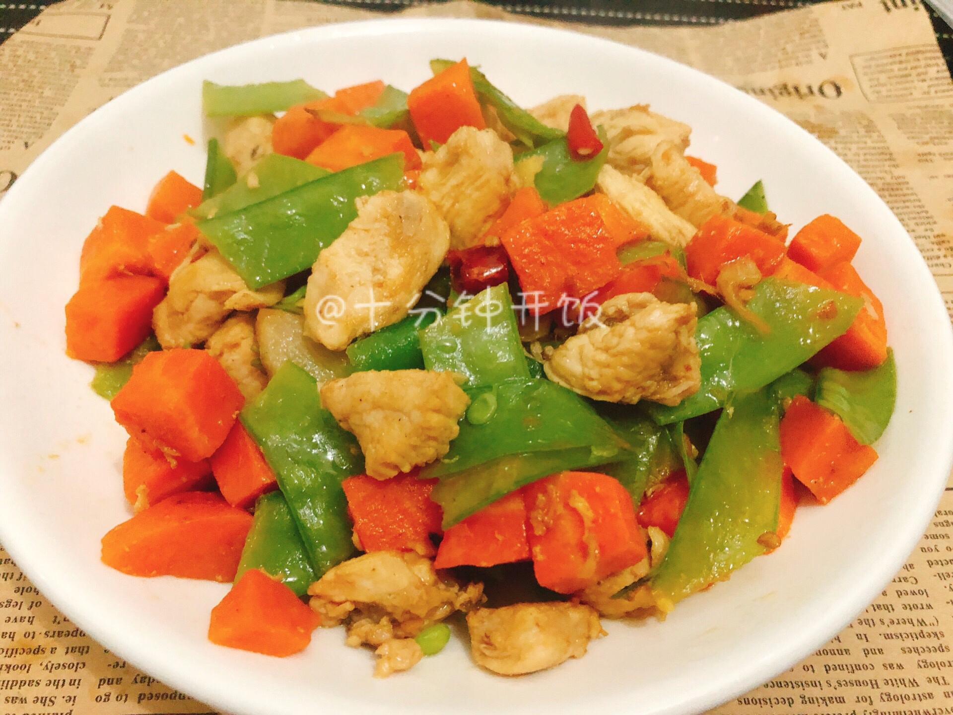减肥最佳菜谱——鸡胸肉炒胡萝卜，简单易做，有荤有素，低油低脂。的做法
