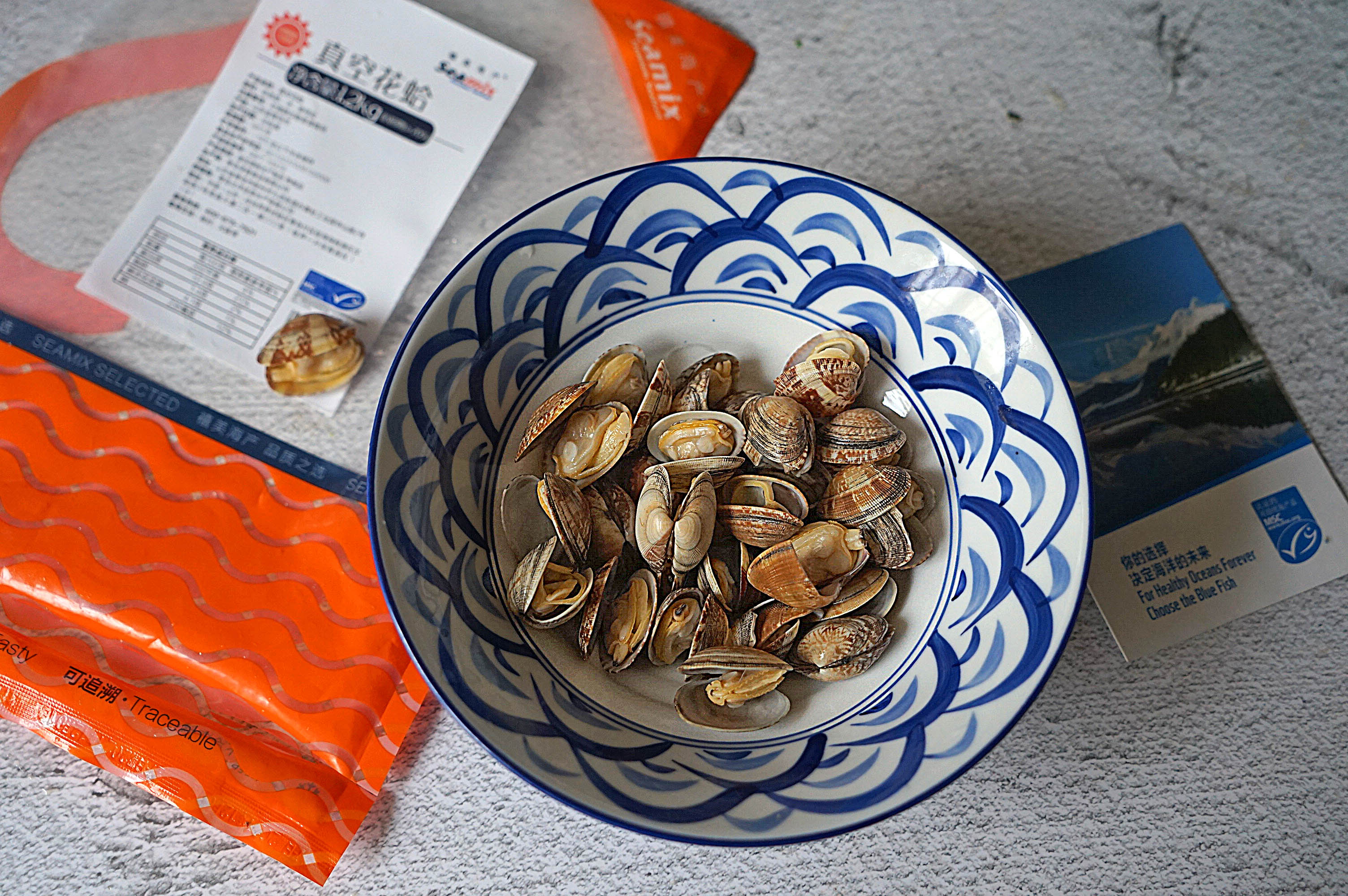 年夜饭-杂色蛤粉丝海鲜汤的做法 步骤1