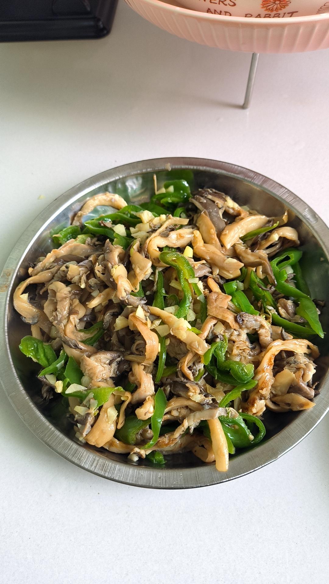 三块钱晚餐，清淡快手菜，青椒炒平菇/鲜蘑