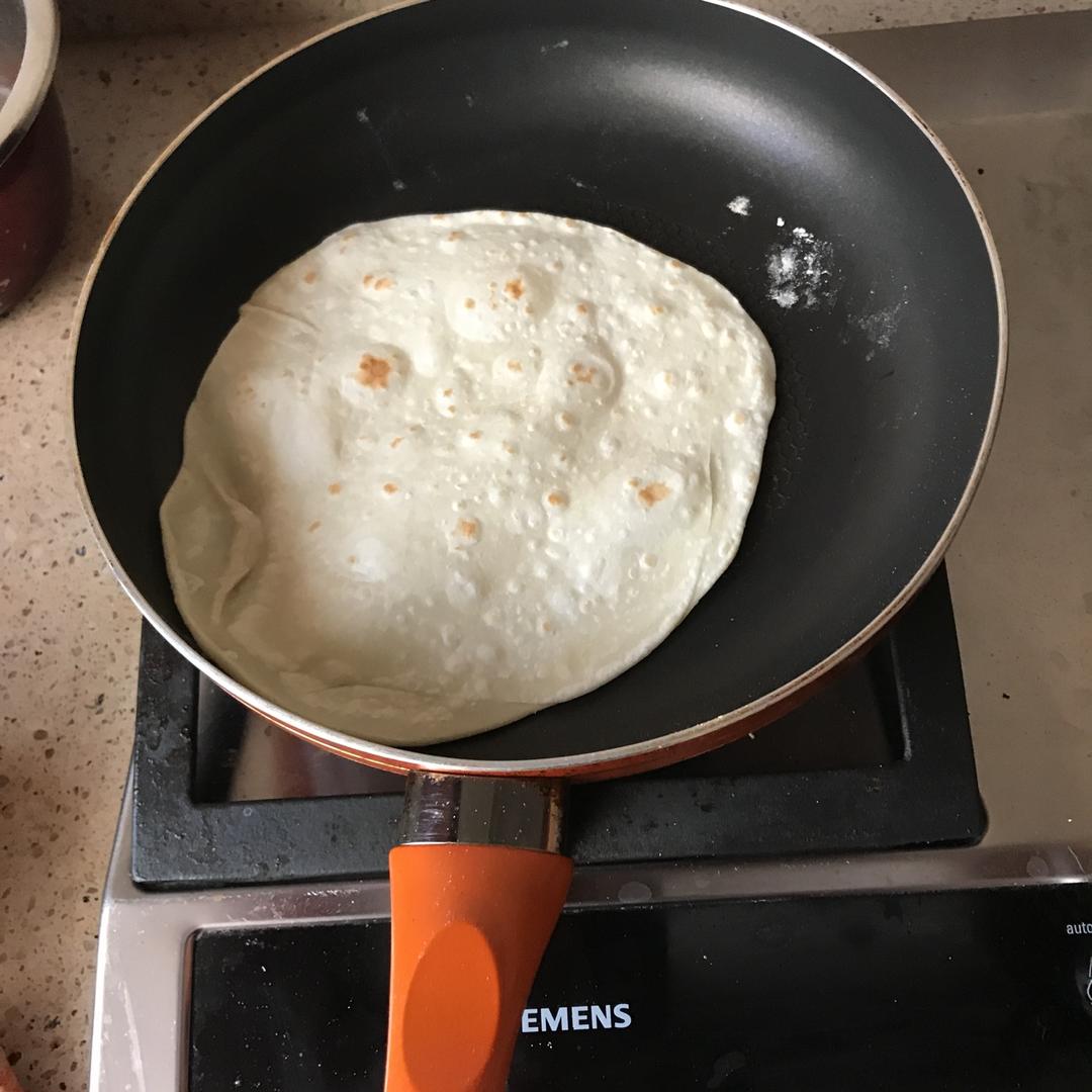 烙春饼(用视频告诉你，这饼有多软)