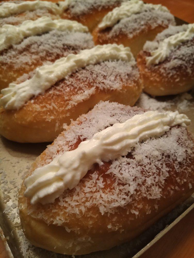 儿时去面包房必买的［椰丝奶油包］