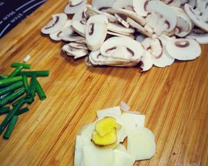 轻食低油 蘑菇炒牛肉的做法 步骤1
