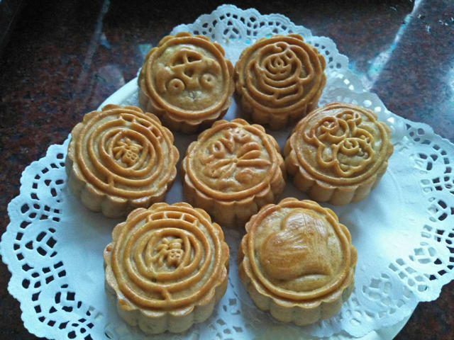 广式月饼—蛋黄芝麻月饼
