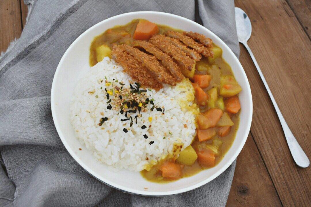 炸鸡排咖喱饭