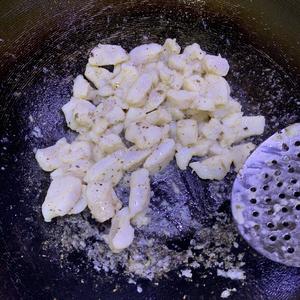 芦笋培根鱼粒鸡蛋双层煎饭的做法 步骤7