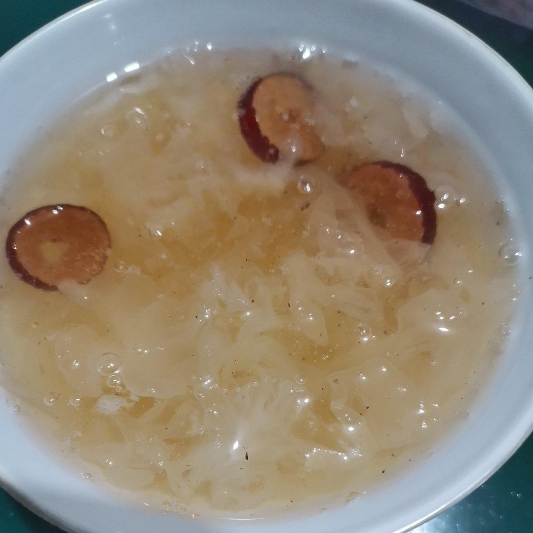 红枣银耳莲子羹(十分钟快速出胶)
