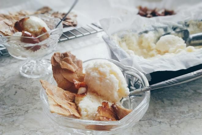 【輕·點心】蘋果橙香優格冰淇淋ORANGE YOGURT ICE CREAM W/ CANDIED APPLE的做法