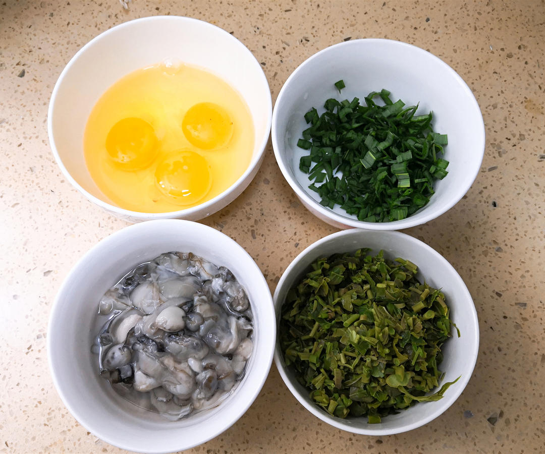 牡蛎香椿煎鸡蛋的做法 步骤2