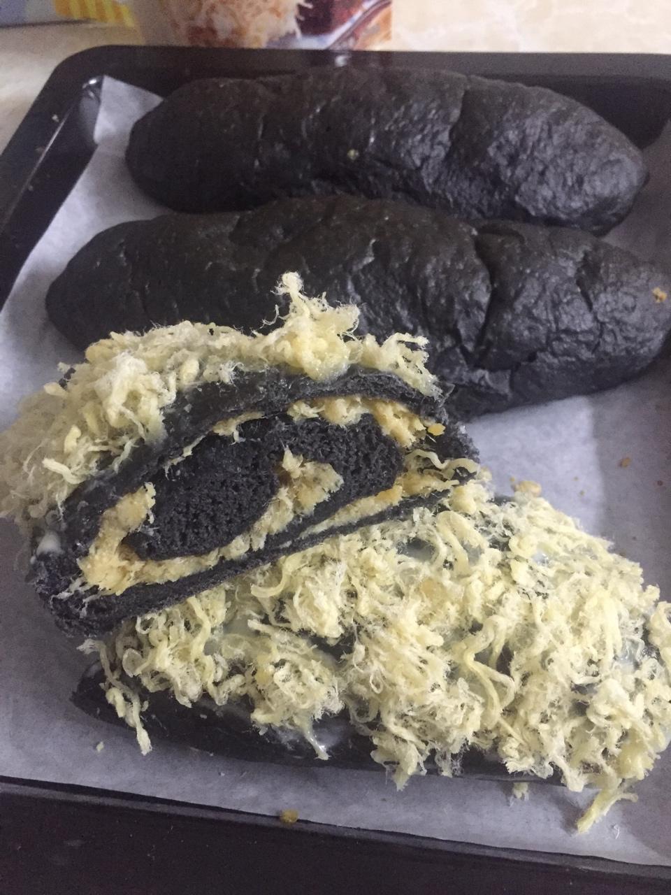 蛋黄肉松黑旋风软欧
