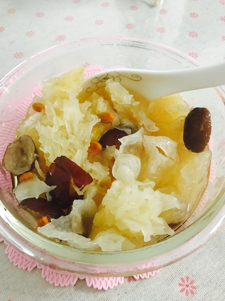 银耳红枣枸杞甜汤