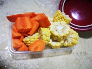 玉米红萝卜排骨汤的做法 步骤3