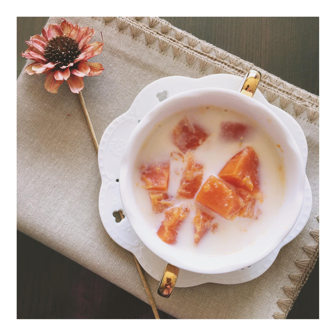 晓晓飘做的木瓜炖牛奶