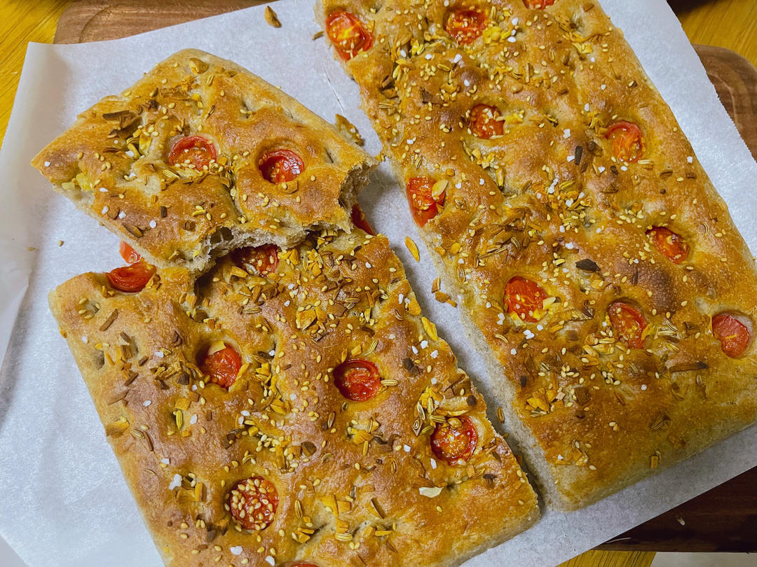 迷迭香番茄青豆佛卡夏Focaccia layered with rosemary tomatoes&peas——北鼎烤箱食谱