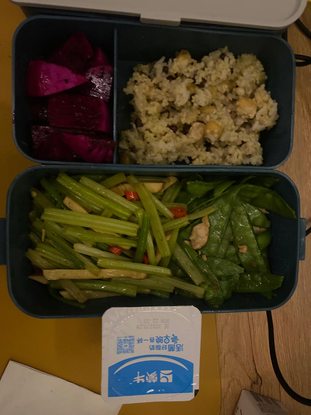 荷兰豆炒鸡丁+火龙果+无糖酸奶