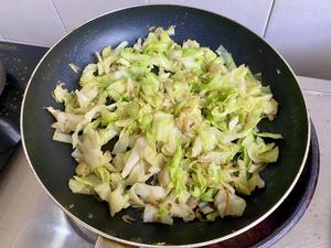 虾皮炒椰菜·0脂高纤减肥餐
极鲜美包菜 5min快手菜的做法 步骤2