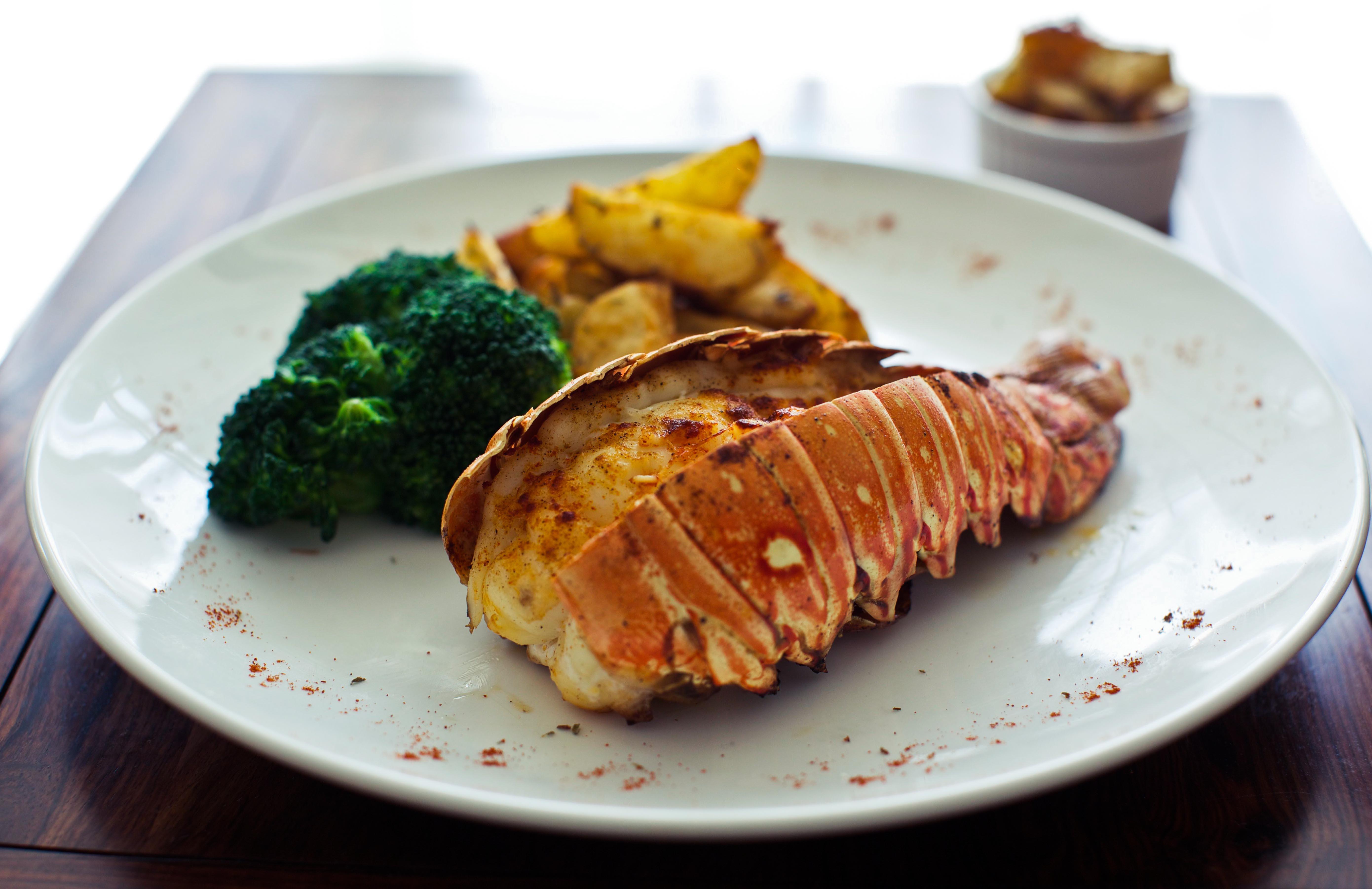 Baked Lobster Tail & Flavoured Potato Wedges的做法