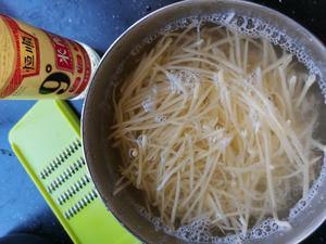 凉拌土豆莴笋丝的做法 步骤3
