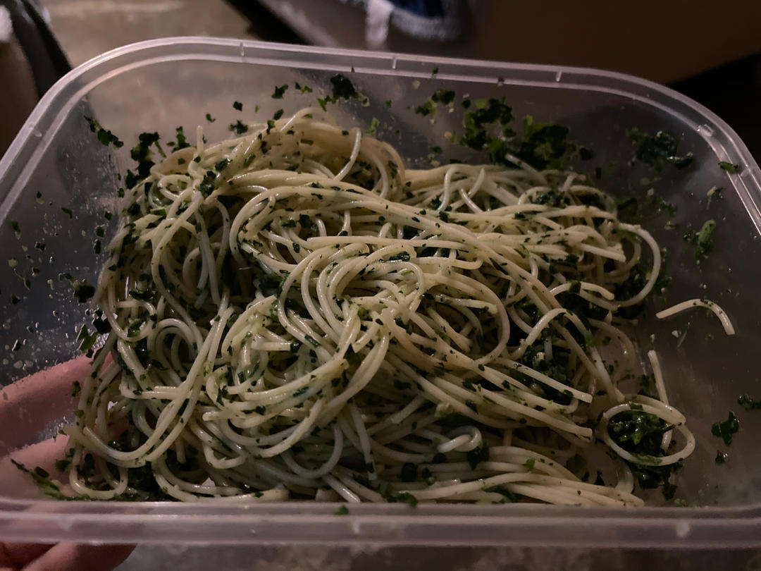 打耳光都不放的绿色意大利面(青酱意面)----菠菜罗勒松子拌意面