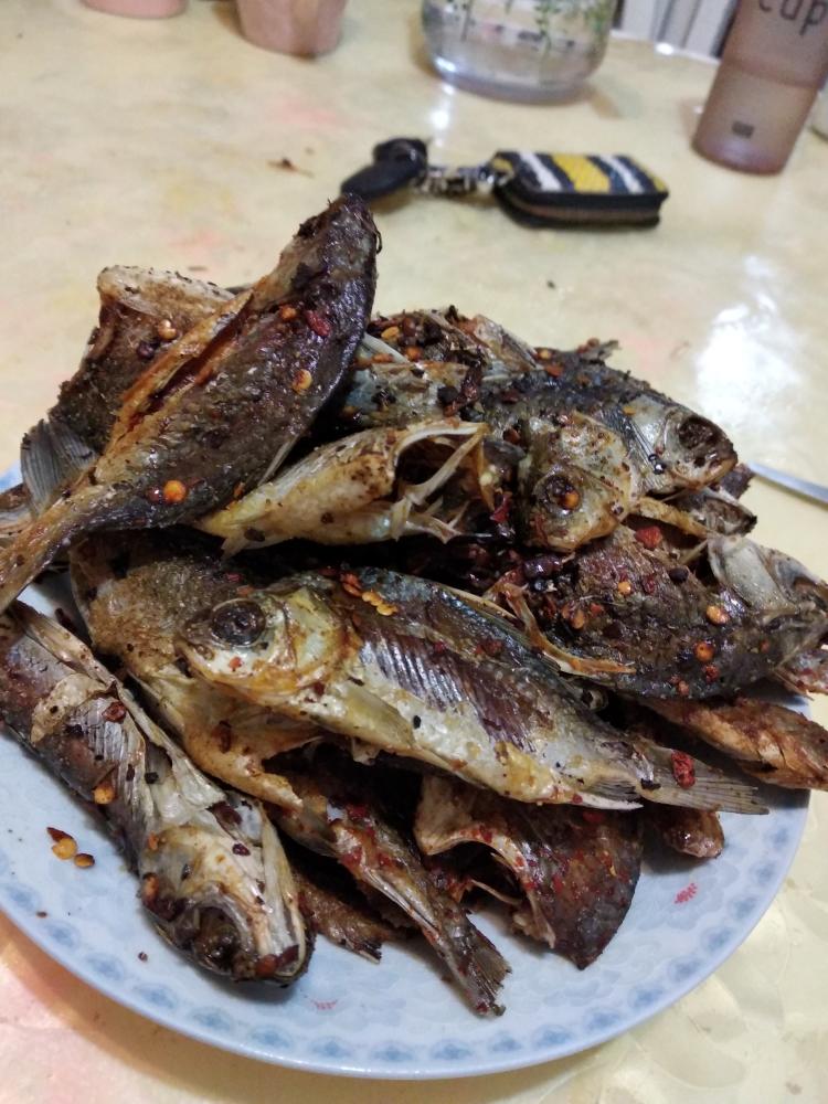 少油版|油炸香辣小鲫鱼的做法