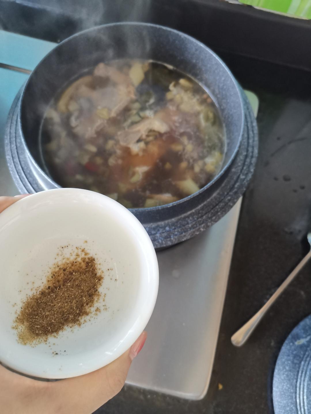 比肩水盆羊肉的清汤羊排