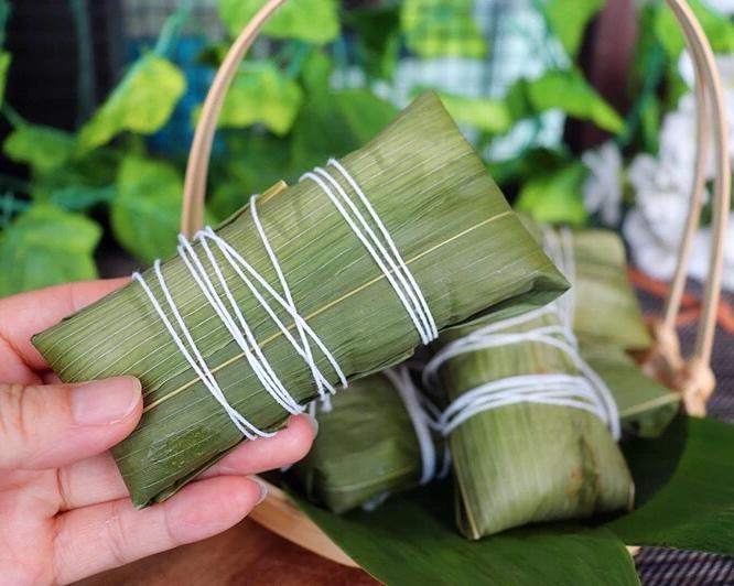 传统小吃 比粽子简单,不油腻,易消化 尤其是老人更喜欢吃芭蕉糍 蕉叶