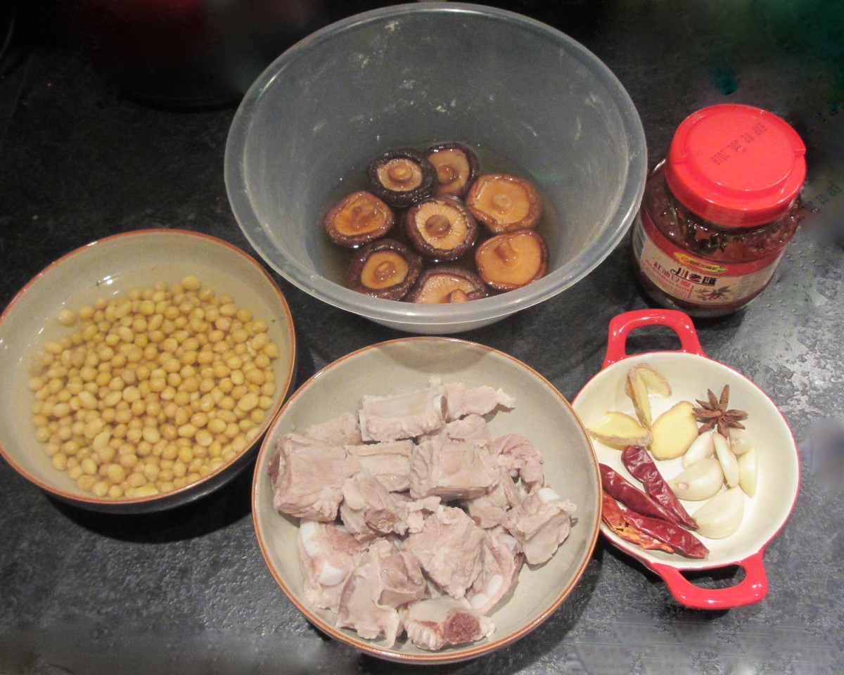 黄豆香菇烧排骨的做法 步骤1