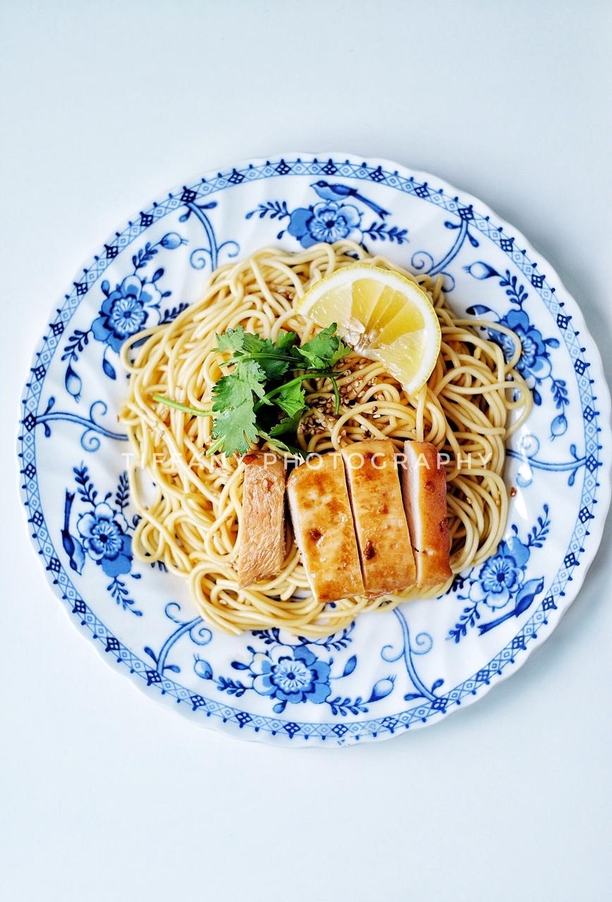 想不好吃都难的——酸甜清爽青柠鸡胸肉凉面！gif小动图