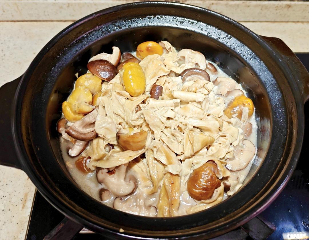 板栗腐竹香菇煲(砂锅)