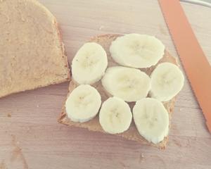 史上最简单食谱 香蕉花生酱三明治的做法 步骤3