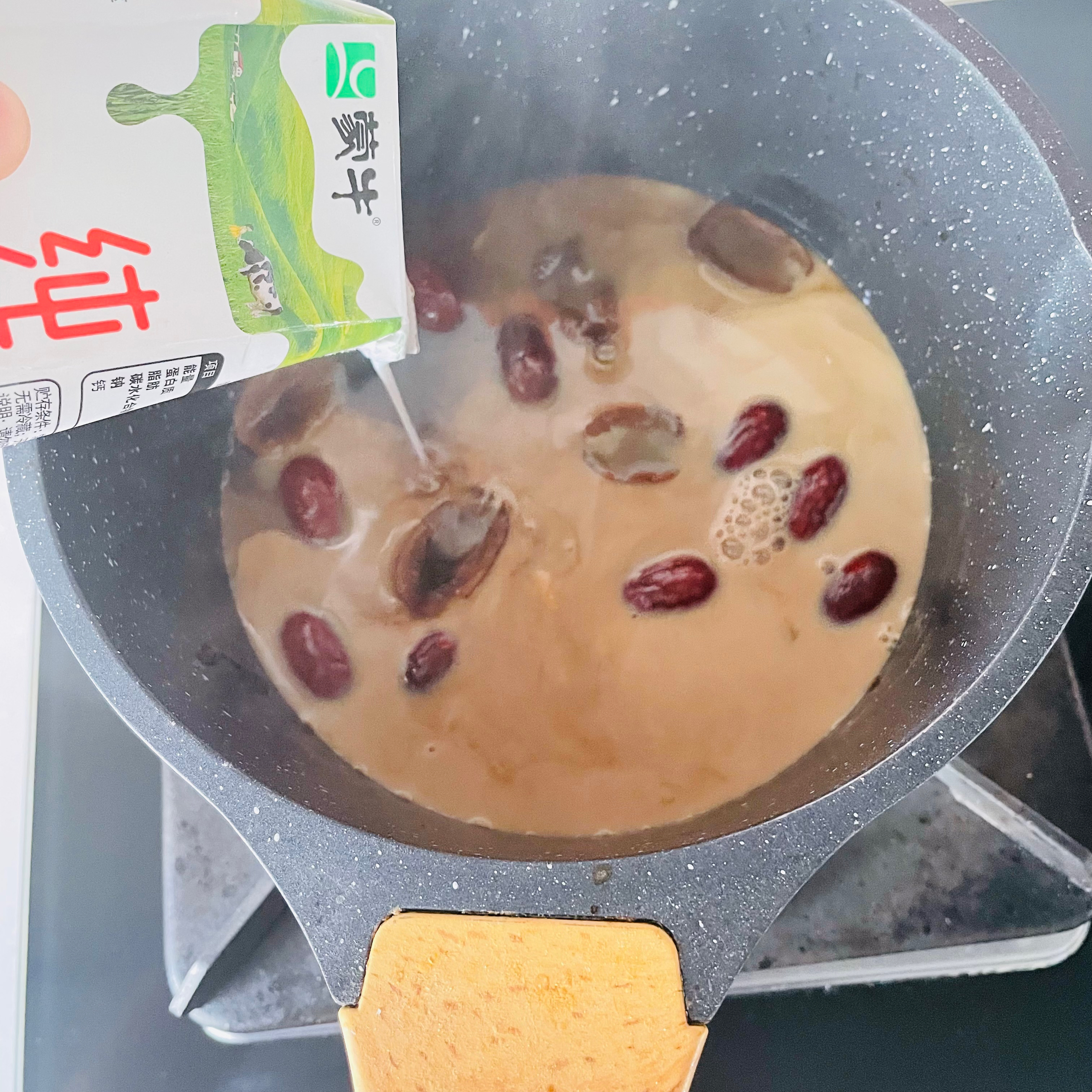 奶茶风味的阿胶红枣炖奶的做法 步骤8
