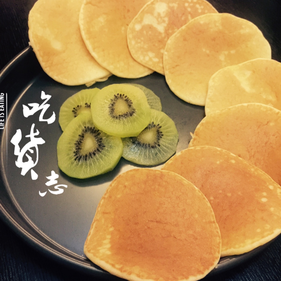 【酸奶松饼yogurt pancake】，搭上黑莓果酱和枫糖的美味。