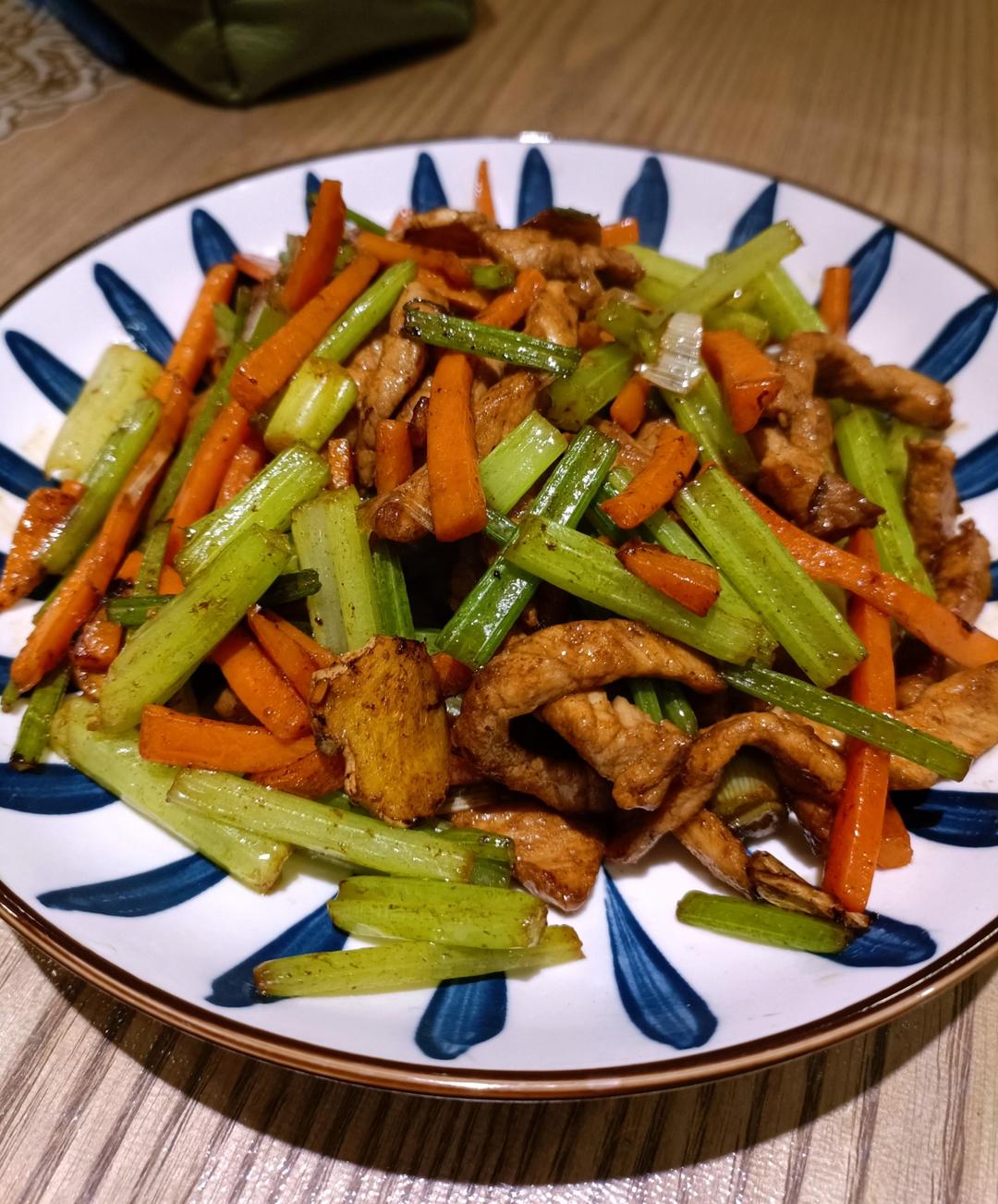 芹菜炒肉丝（七爸家常菜）