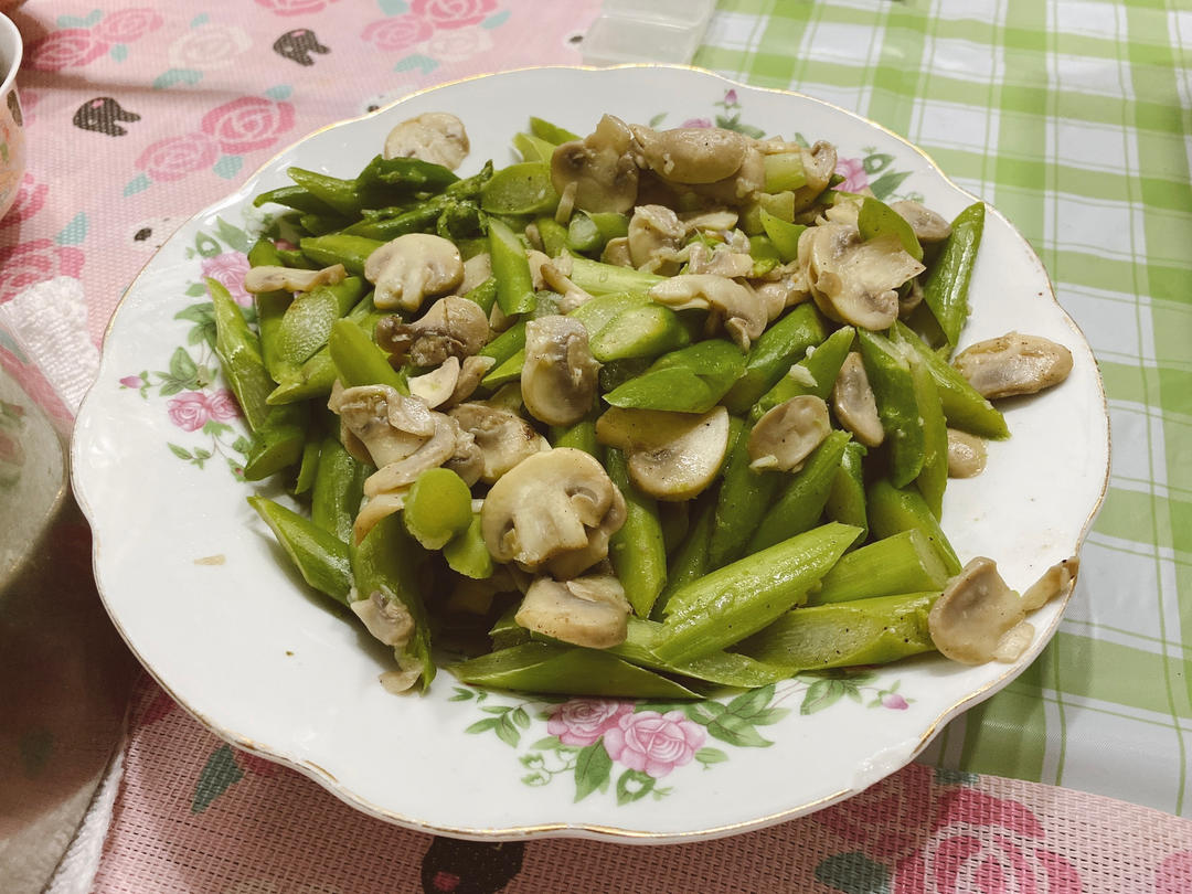 黄油蘑菇炒芦笋（做饭小白也能轻松搞定）