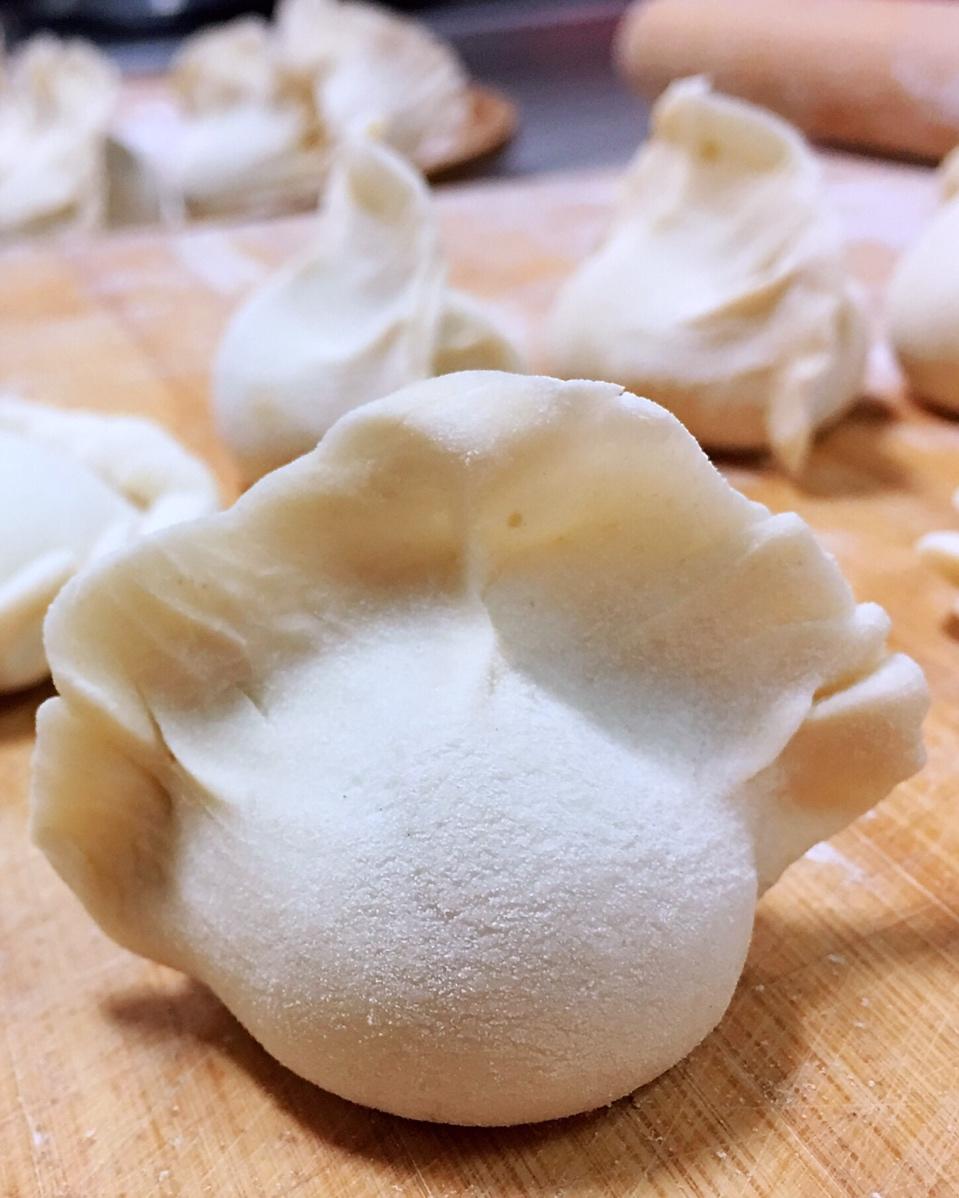 擀饺子皮的视频