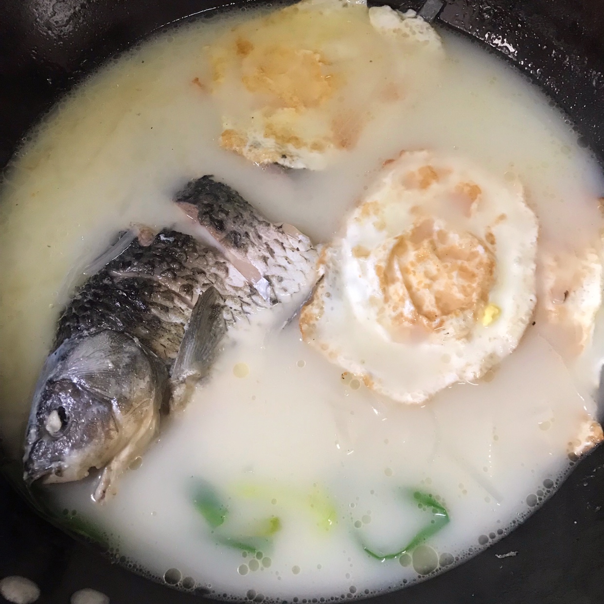 白萝卜丝荷包蛋鲫鱼汤的做法
