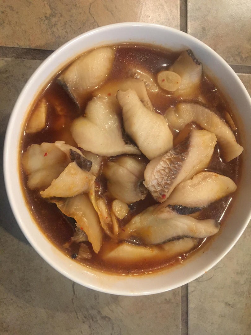 厨师长教你：川菜“酸菜水煮鱼”的家常做法，鱼片滑嫩，麻辣鲜香