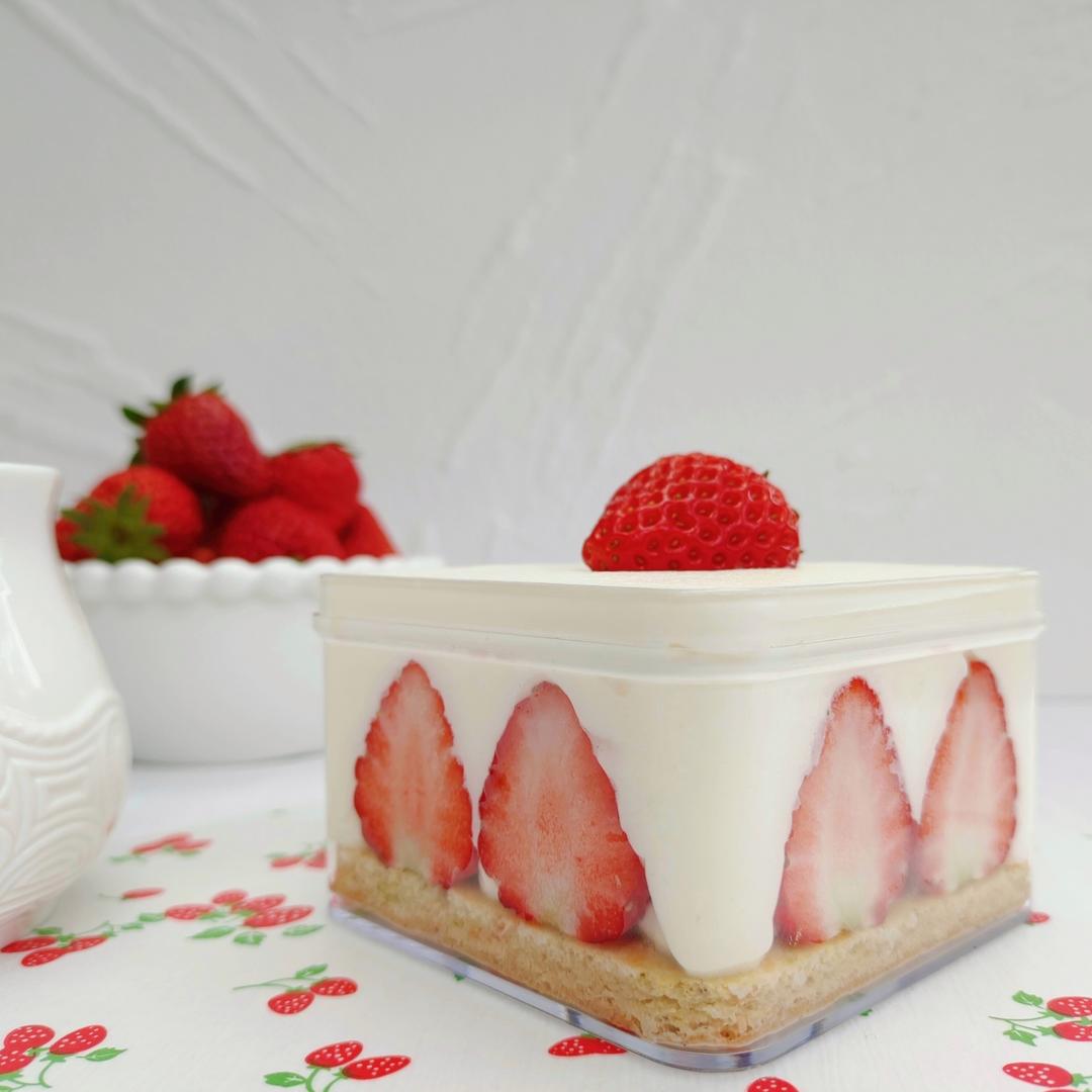 冬日限定甜品🍰草莓盒子蛋糕&草莓鲜牛乳