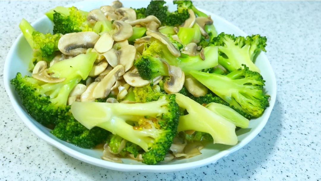 低脂低卡的西兰花炒口蘑